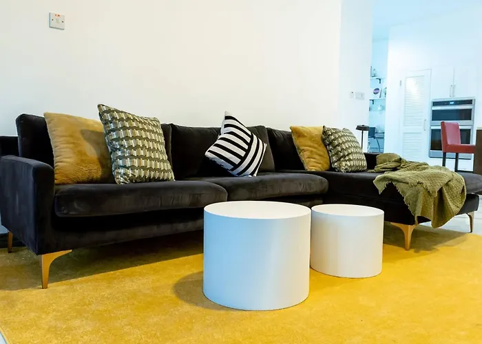Summer Escape-2br Apt-pool-7 Min Airport-pool *