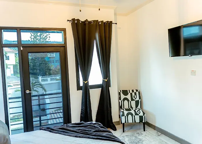 Summer Escape-2br Apt-pool-7 Min Airport-pool