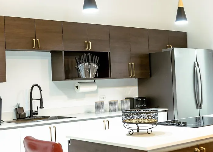 Сasa de vacaciones Summer Escape-2br Apt-pool-7 Min Airport-pool