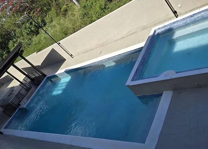 Summer Escape-2br Apt-pool-7 Min Airport-pool